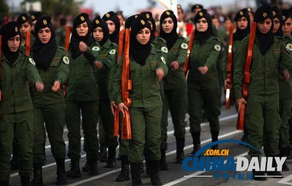 巴勒斯坦第一批女兵获学士学位 手握木枪接受检阅