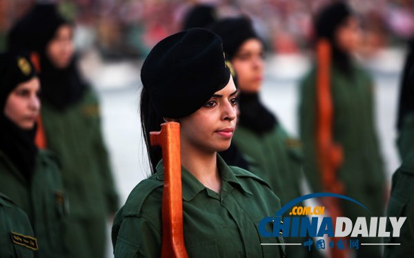 巴勒斯坦第一批女兵获学士学位 手握木枪接受检阅
