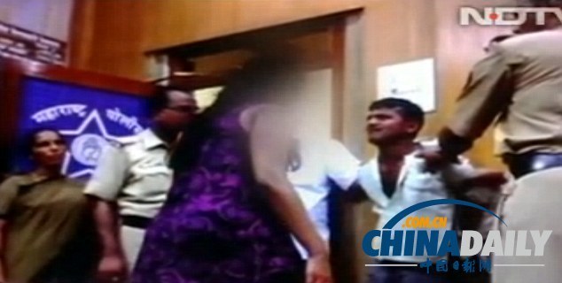 印度女护士火车上险被强奸 警察局内狠掴嫌犯（图）