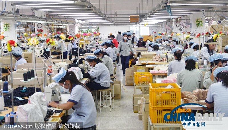 开城工业园区重启第二天 朝鲜工人忙碌工作（图）