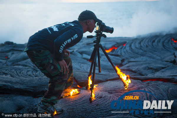 水火交织 摄影师冒险近距离拍摄岩浆入海震撼照