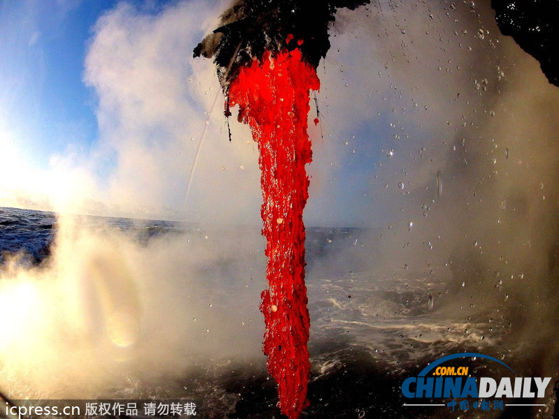 水火交织 摄影师冒险近距离拍摄岩浆入海震撼照