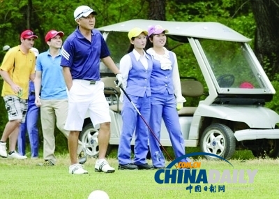 朝鲜高尔夫球场开业 民众纷纷前往体验（图）