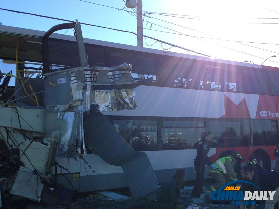 加拿大首都发生火车与巴士相撞事故 多人死亡