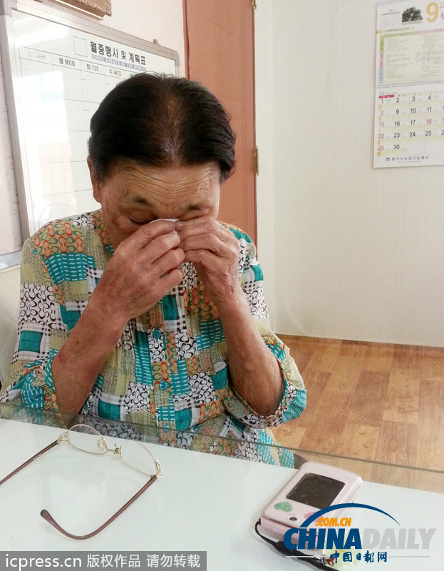 韩朝离散家属团聚因故延期 81岁老妇掩面而泣（组图）