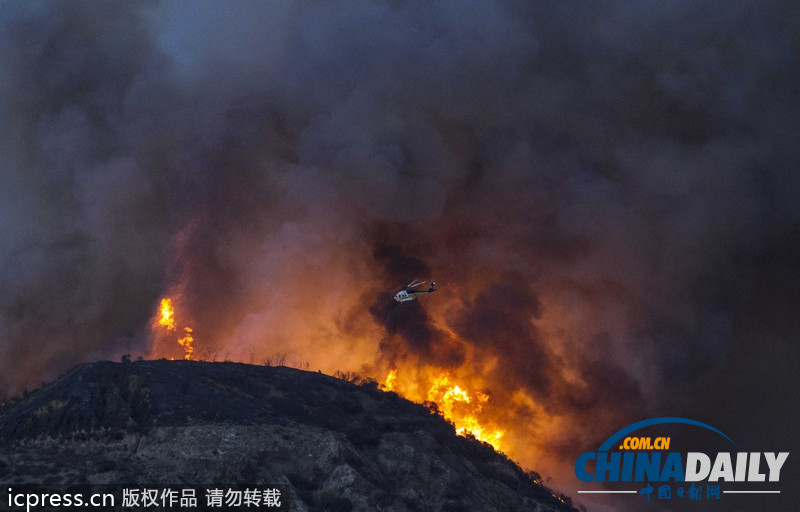 美洛杉矶发生山火 火势凶猛出动直升机救火（图）