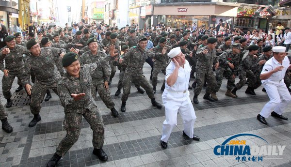 韩国士兵街头表演快闪热舞 鼓励青年参军（组图）