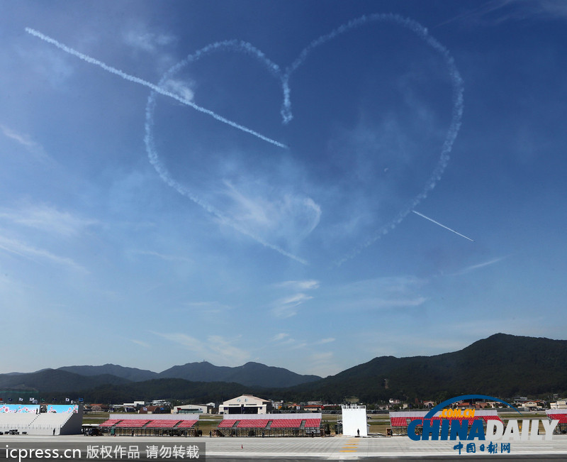 韩国航空展最后彩排迎建军节 月色作幕跳伞唯美