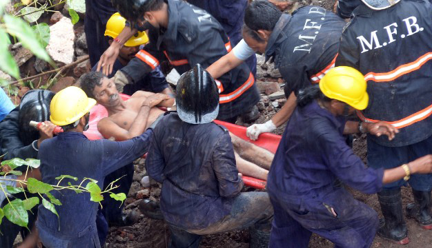 孟买居民楼坍塌至少3人死亡 印度住房矛盾突出