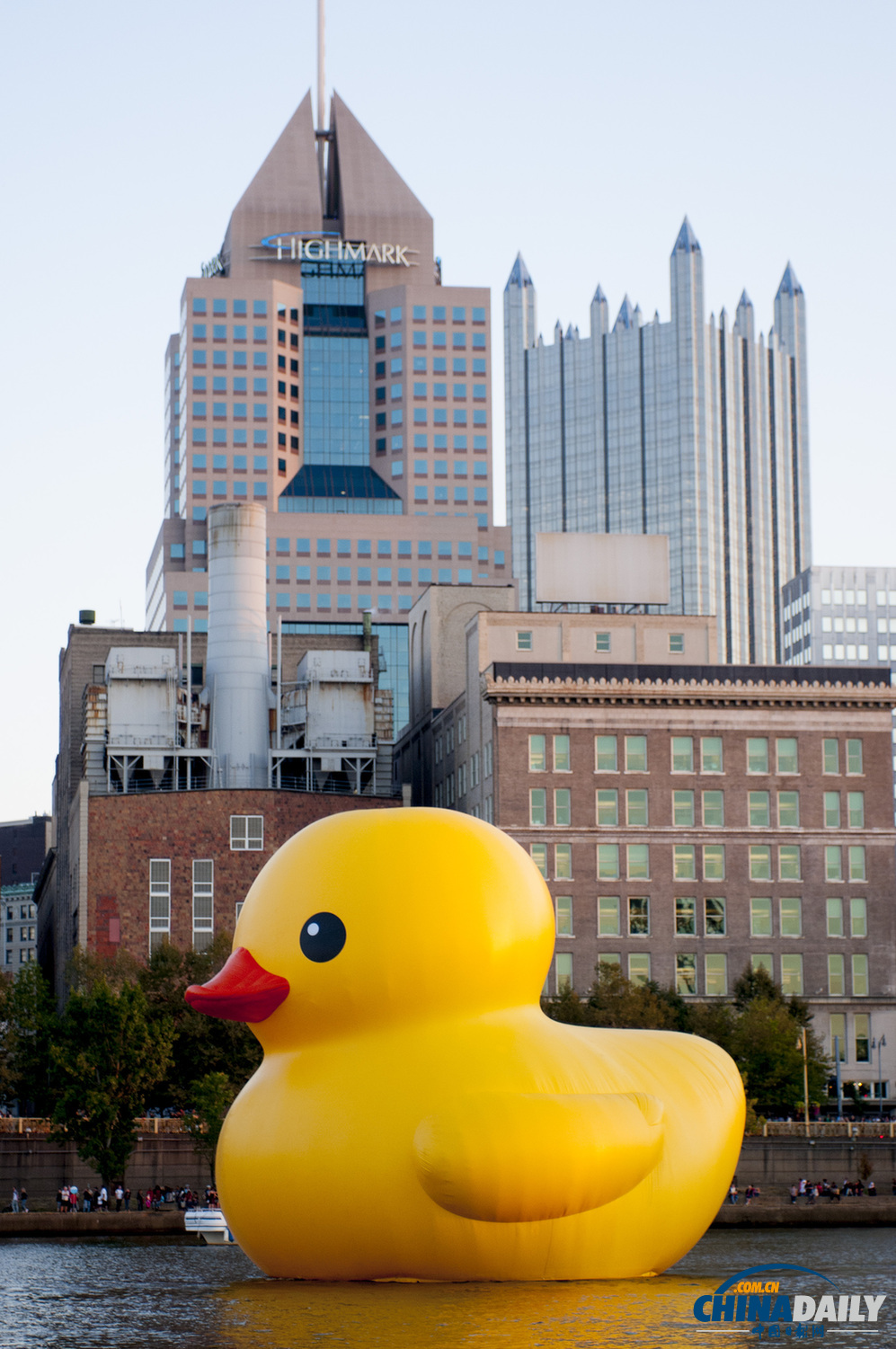 匹兹堡市迎来第一只美国版超萌“大黄鸭”（组图）