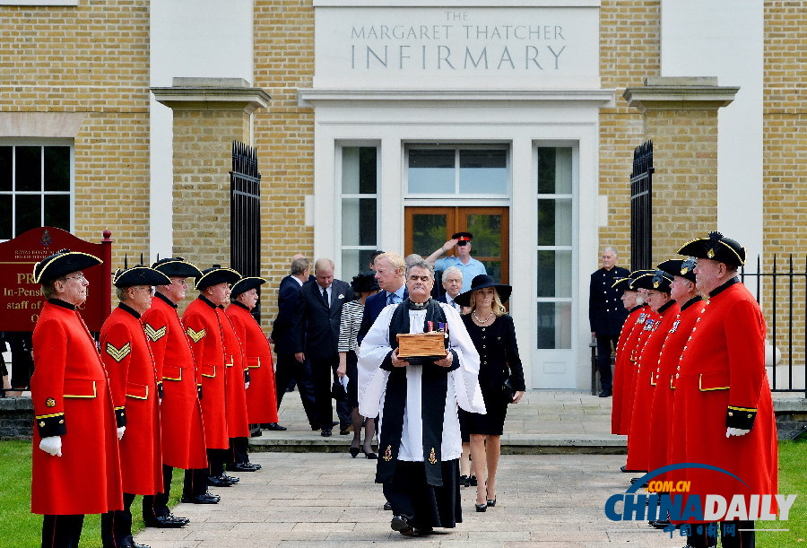 英国：撒切尔夫人骨灰安葬仪式举行