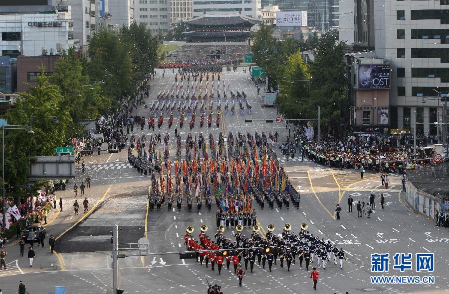 图：韩国举行盛大阅兵式 庆祝建军65周年