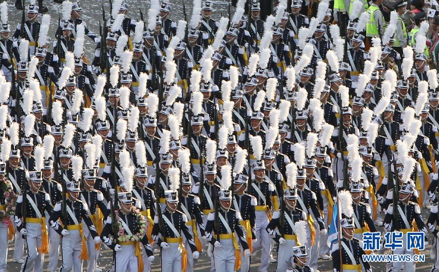 图：韩国举行盛大阅兵式 庆祝建军65周年