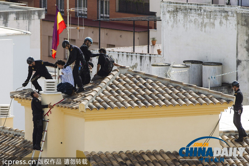 3名西班牙人爬上房顶欲阻止政府“强拆”（图）