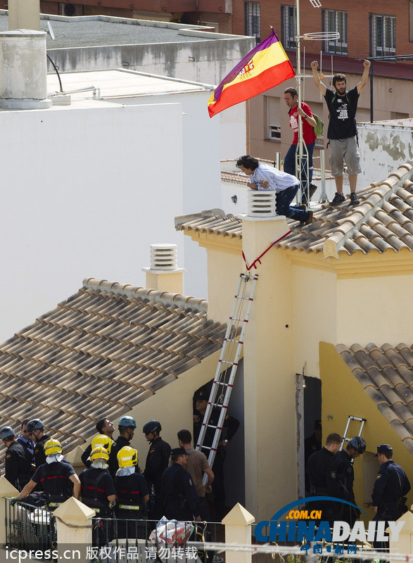 3名西班牙人爬上房顶欲阻止政府“强拆”（图）