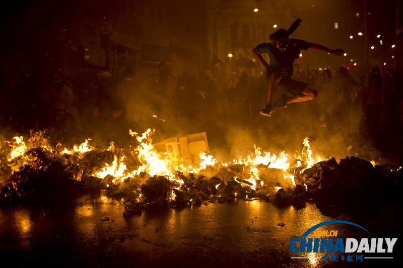 巴西示威者焚烧大巴 声援罢工教师（组图）