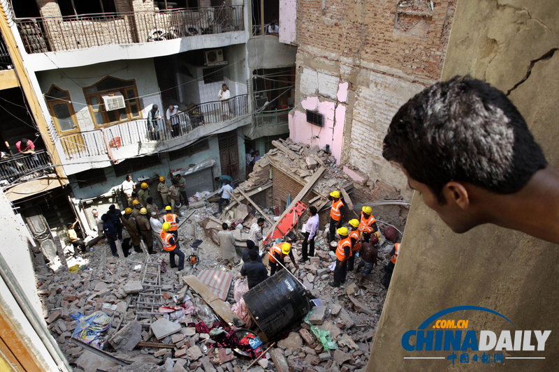印度首都一居民楼倒塌 致至少2人死亡（组图）