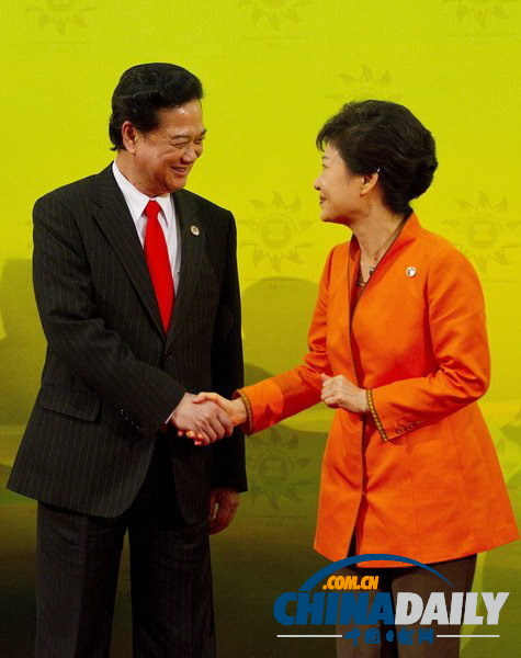 东盟峰会：越南总理“艳福不浅” 获韩泰两美女政客“夹击”