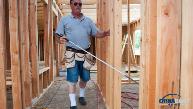 美国失明男子独自建房 欲在冬季前完工