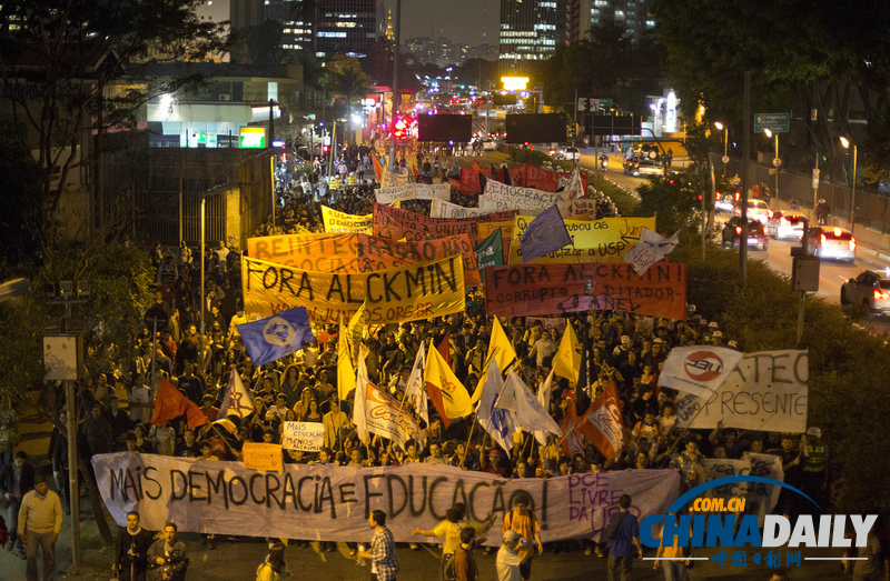 巴西民众游行支持教师罢工 示威演变成暴力冲突