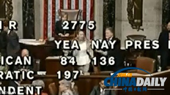 美众议院表决临时拨款议案 女子搅局夺话筒大喊上帝