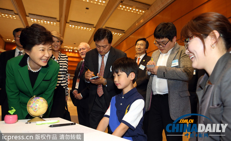 朴槿惠出席首尔互联网会议 为韩国超萌小帅哥“折腰”（组图）