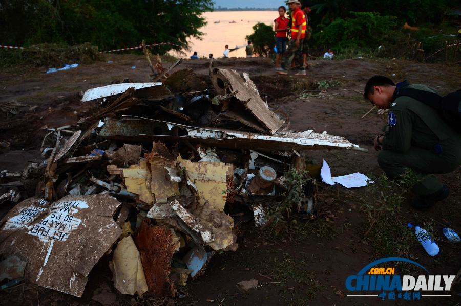 老挝坠机现场图曝光 军方正开展遗体打捞工作