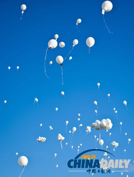 德国民众放飞约千个白色气球 纪念欧盟反人口拐卖日到来（图）