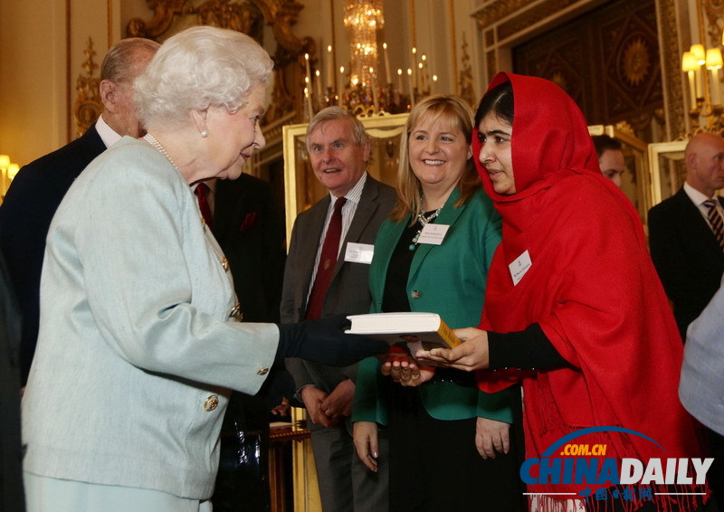 英女王白金汉宫接见巴基斯坦少女马拉拉 获赠其自传