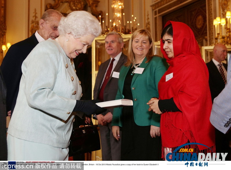 英女王白金汉宫接见巴基斯坦少女马拉拉 获赠其自传