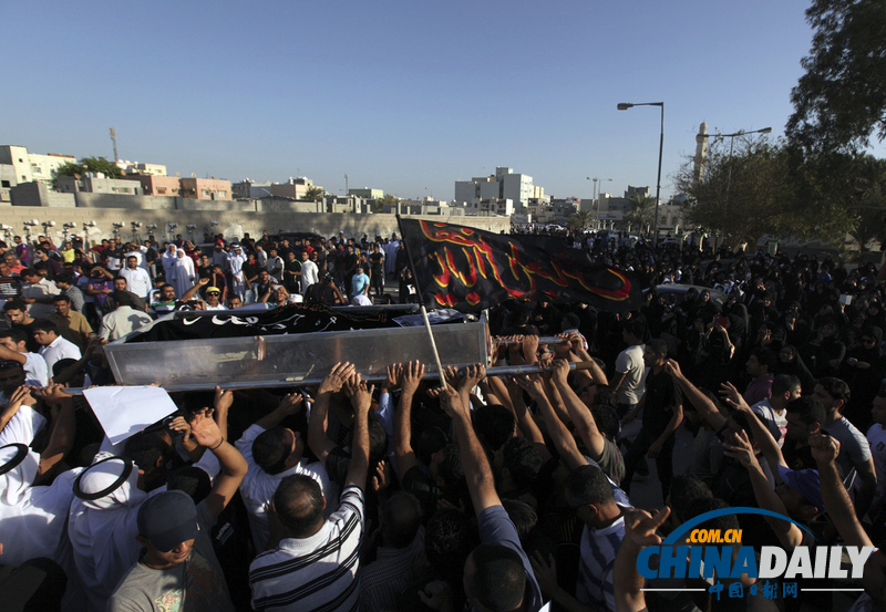 巴林越狱男子葬礼引发骚乱 警察用催泪弹驱散抗议者