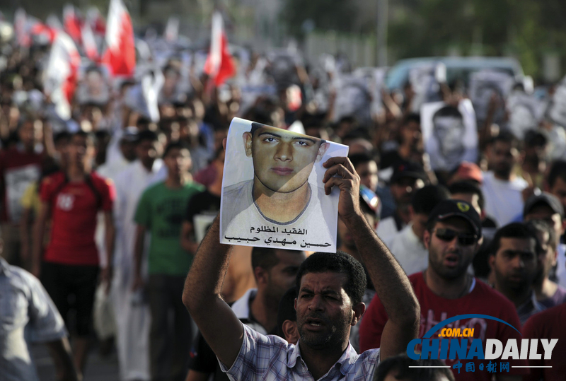 巴林越狱男子葬礼引发骚乱 警察用催泪弹驱散抗议者