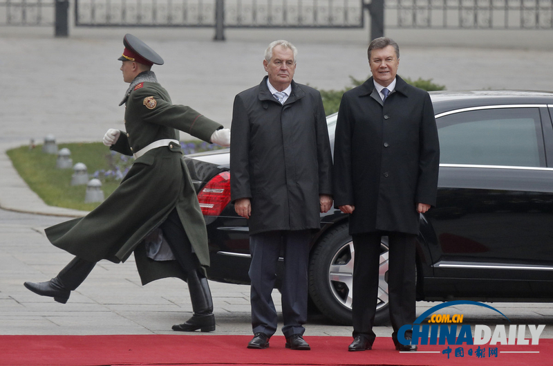 乌克兰与捷克总统检阅仪仗队 背后暴走大兵“抢镜”