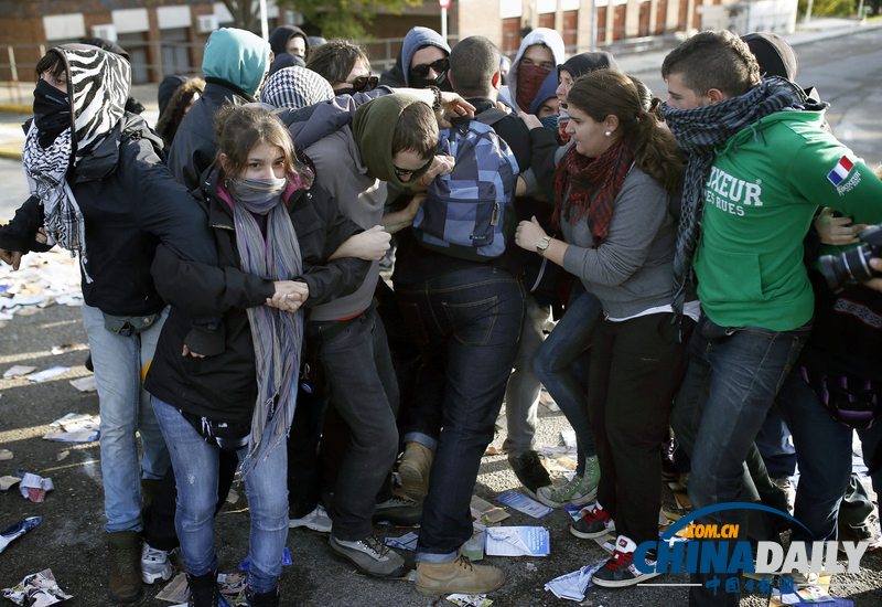 西班牙学生抗议学费上涨 与警察发生激烈冲突