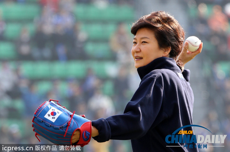 朴槿惠穿日本球鞋为韩国赛事开球 遭网民指责（图）