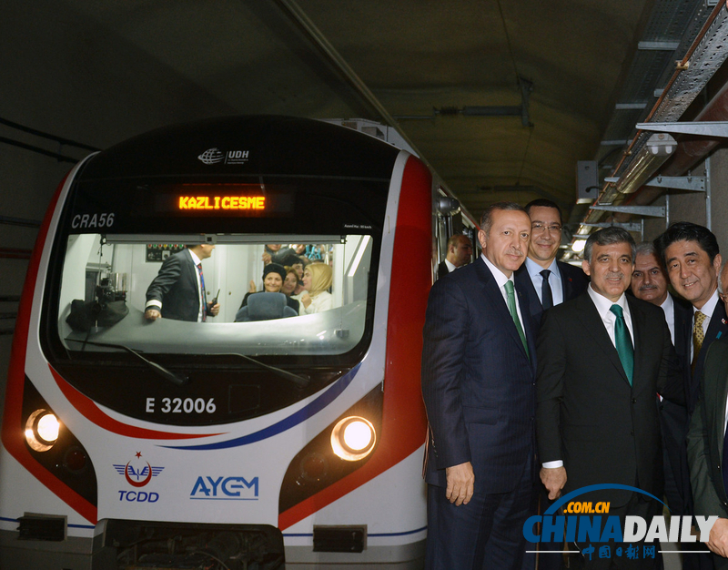 马尔马拉海底隧道开通 安倍与土耳其总理乘车体验