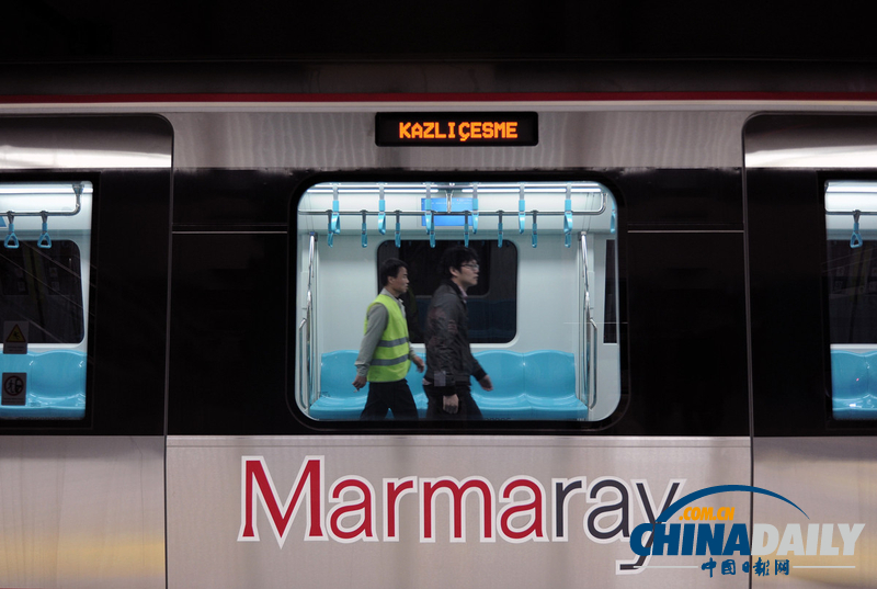 马尔马拉海底隧道开通 安倍与土耳其总理乘车体验
