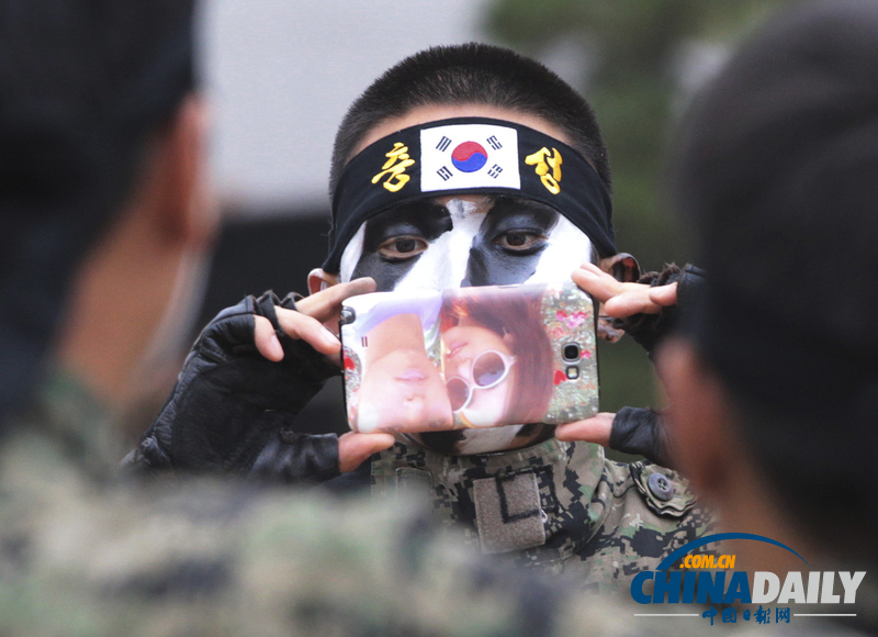 韩国特种部队女兵彩排不忘自拍留念（组图）
