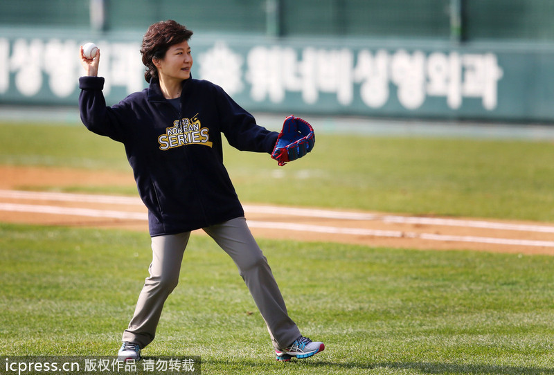 朴槿惠开球竟穿日本运动鞋引争议