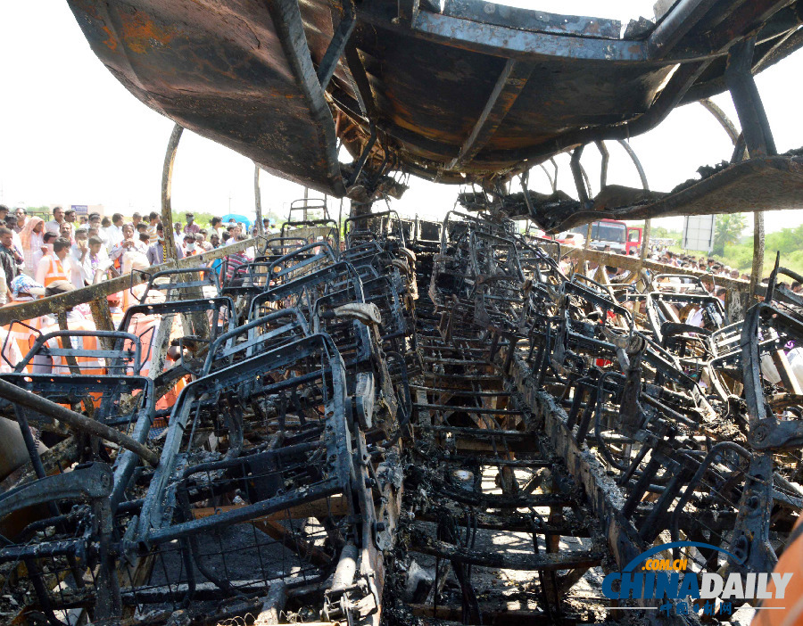 印度恶性客车事故至少致死44人 车体被烧穿