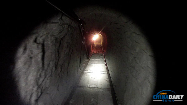 美墨边境现毒品走私隧道 地下10米深处配备轻轨 