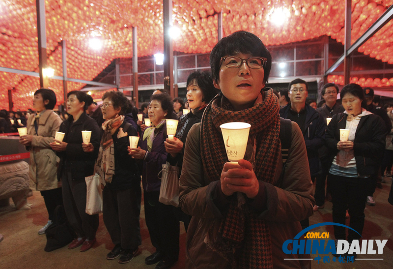 疯狂高考：考试在即 韩国学生家长跪拜祈福（图）