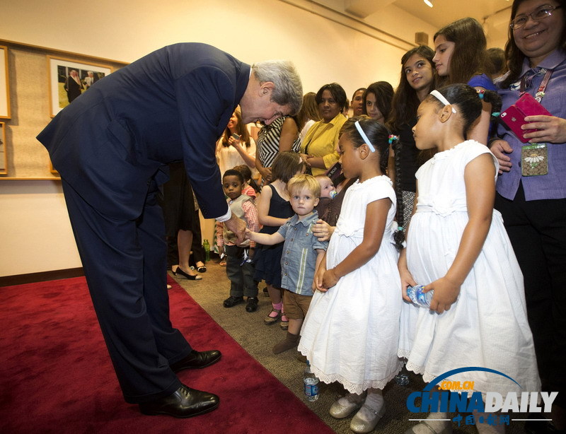 美国务卿克里访问沙特 跟小宝宝“握脚”问好