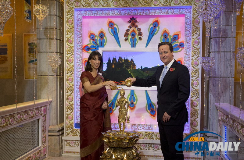 卡梅伦夫妇参加印度灯节庆典 萨曼莎身穿印度服饰很惊艳