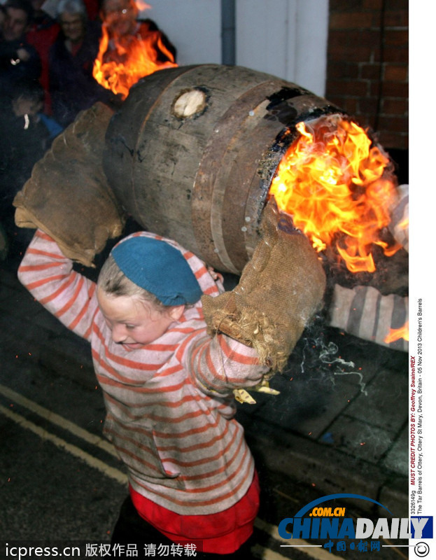 英国传统扛焦油桶比赛 烈火熊熊看你能跑多远？