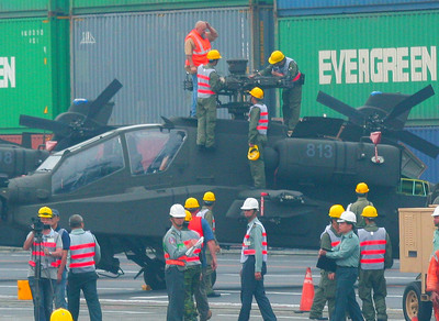 6架美阿帕奇直升机抵台 秘密组装测试