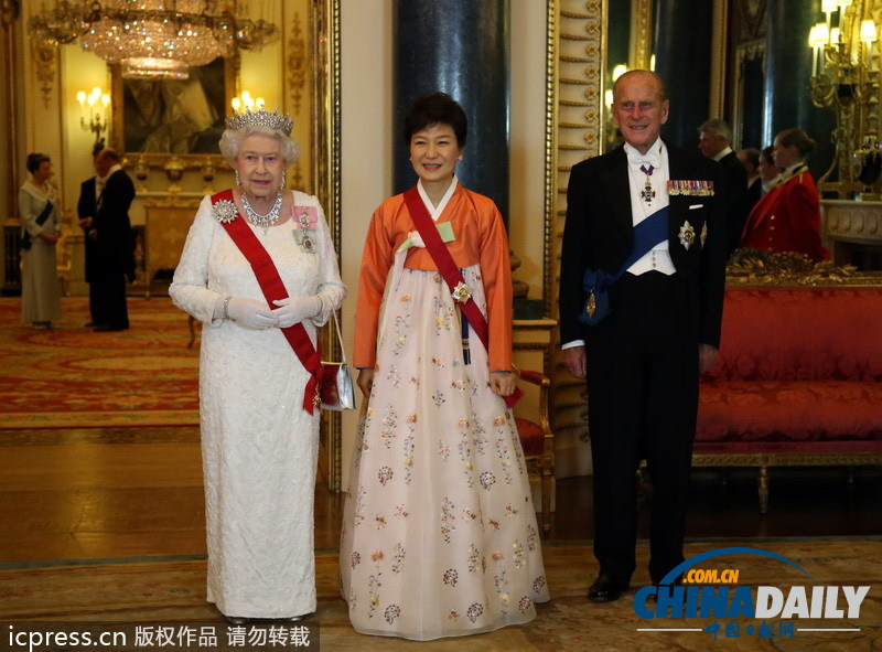 韩国总统朴槿惠访问英国 受英女王夫妇接待