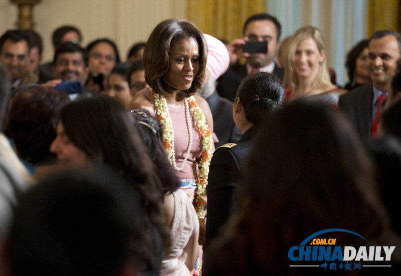 米歇尔白宫迎接宾客 戴茉莉花环庆祝印度排灯节