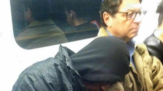 纽约地铁上演温情一幕 黑人男子靠在陌生白人肩上大睡