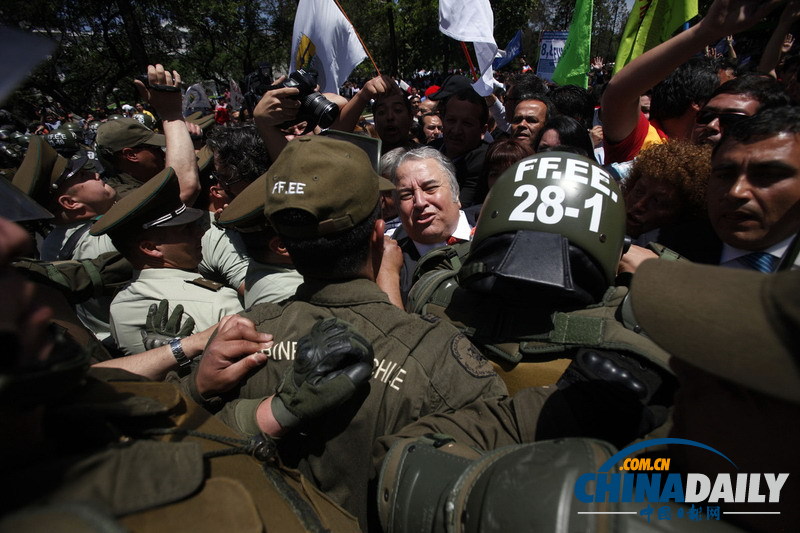 智利政府雇员罢工要求涨薪 遭警察围堵